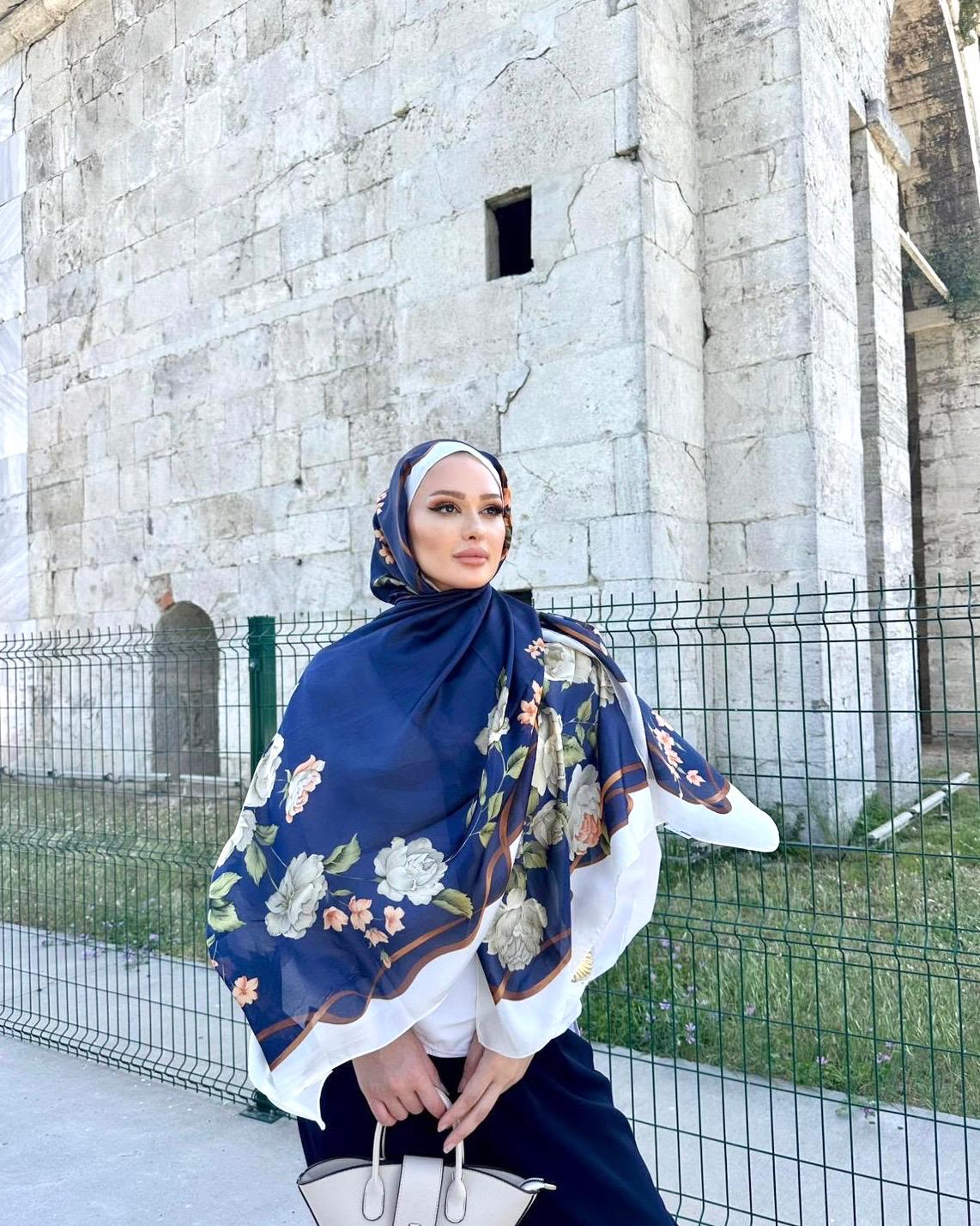 Lacivert Gül Desenli Altın Bordürlü İpek Karışımlı Eşarp