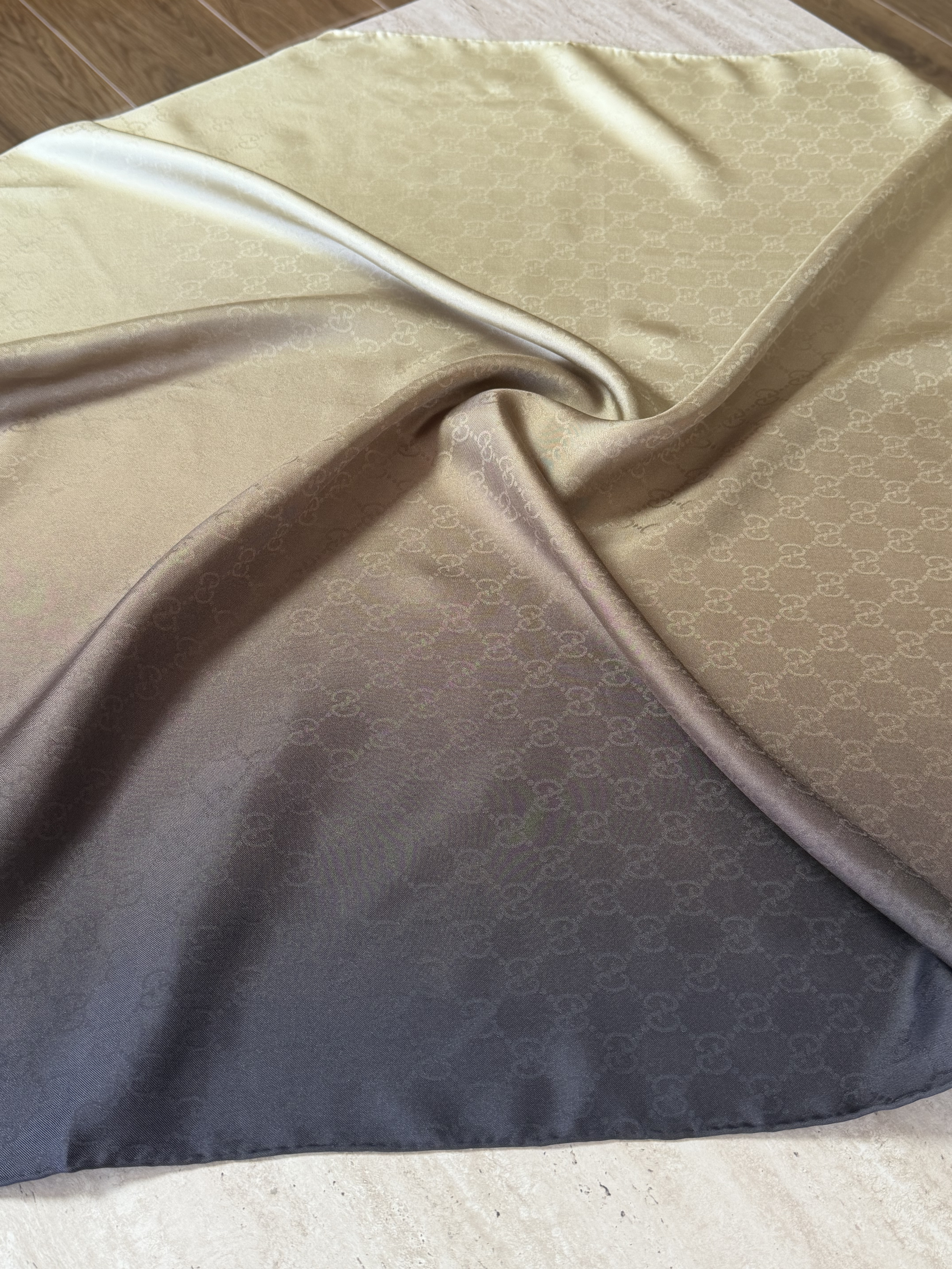 Gucci İpek Eşarp | GG Monogram Ombre Altın-Siyah Kare Eşarp - Görsel 2