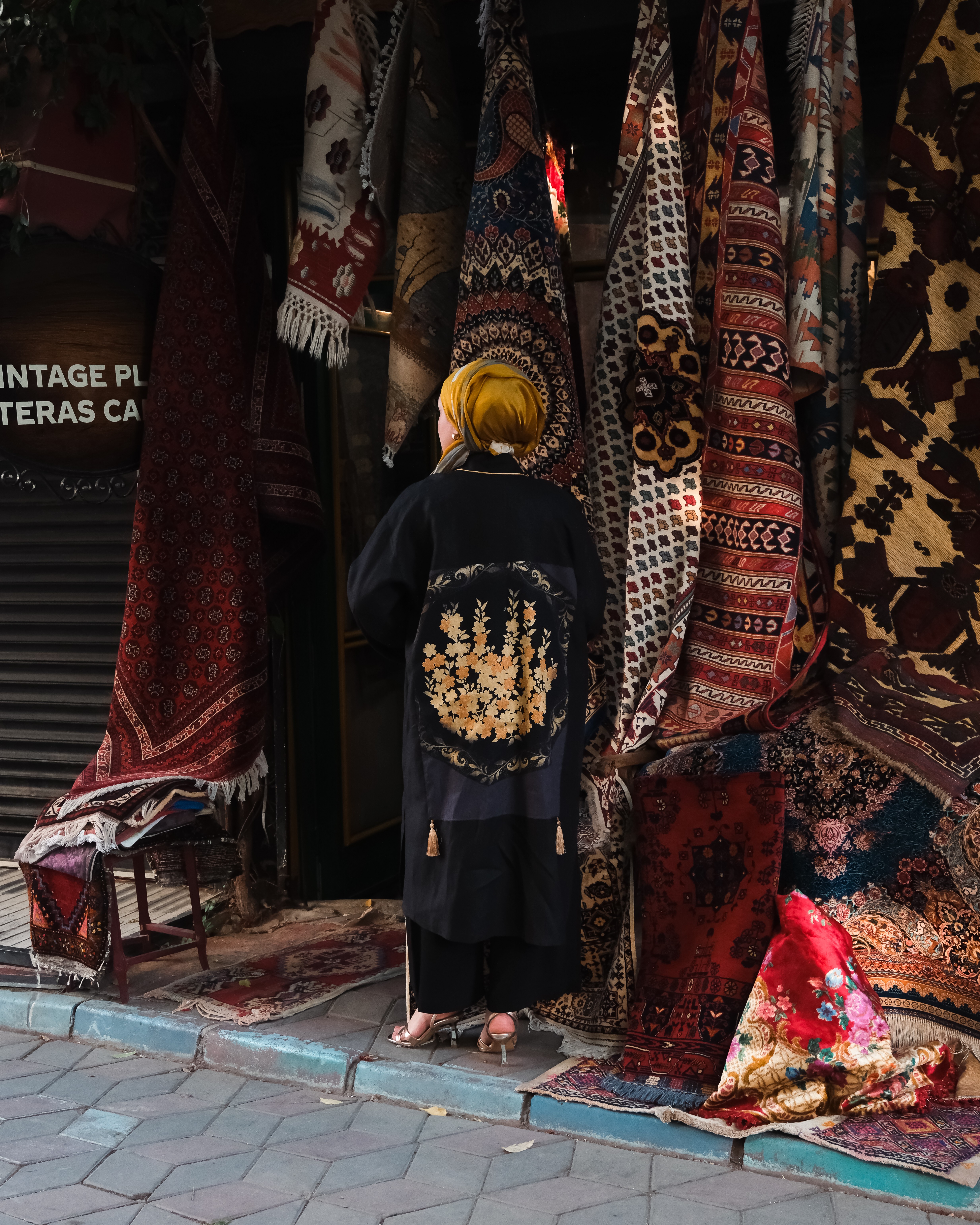 Kadın Keten Sırtı Desenli Püsküllü Ferace - Siyah